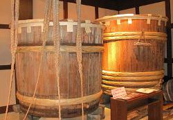 Sakefässer in einer Sakebrauerei