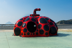 Der rote Kürbis, ein Kunstwerk von Yoi Kusama zur Setouchi Triennale auf der Insel Naoshima im Japan