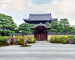 Zen-Tempel mit Kunstwerken