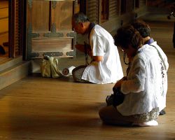 Gebet im Tempel Koya-san