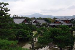 Panorama-Blick über den Honmaru-Garten