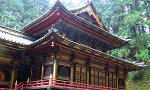 Toshogu Schrein in Nikko, verziert mit farbenprächtigen & aufwendigen Holzschnitzereien